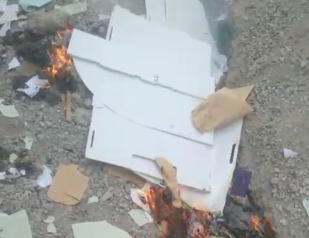 تربت ،مند ،کوہلو ،کونشکلات پولنگ اسٹیشنوں پر راکٹ داغے گئے،مظاہرین نے ووٹ کی صندوقیں جلادیں