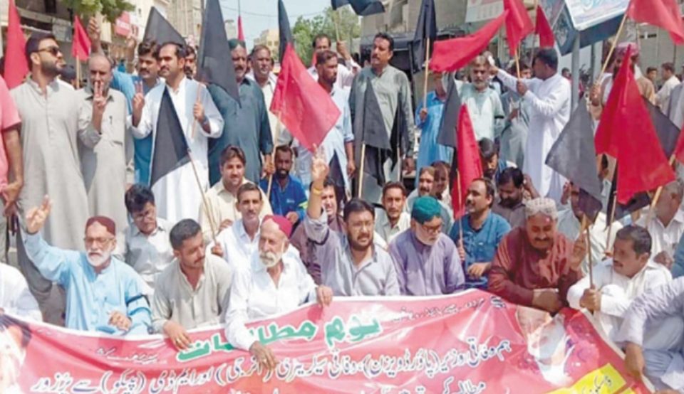شال تنخواہوں کی عدم ادائیگی ،خاران میں پانی بحران کیخلاف احتجاج