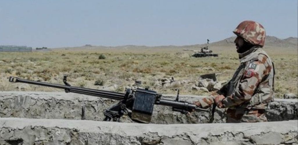 قلات پاکستان فوج کی فوج کشی ، مسلح جتھے کے ہمراہ علاقے میں پہنچنا شروع