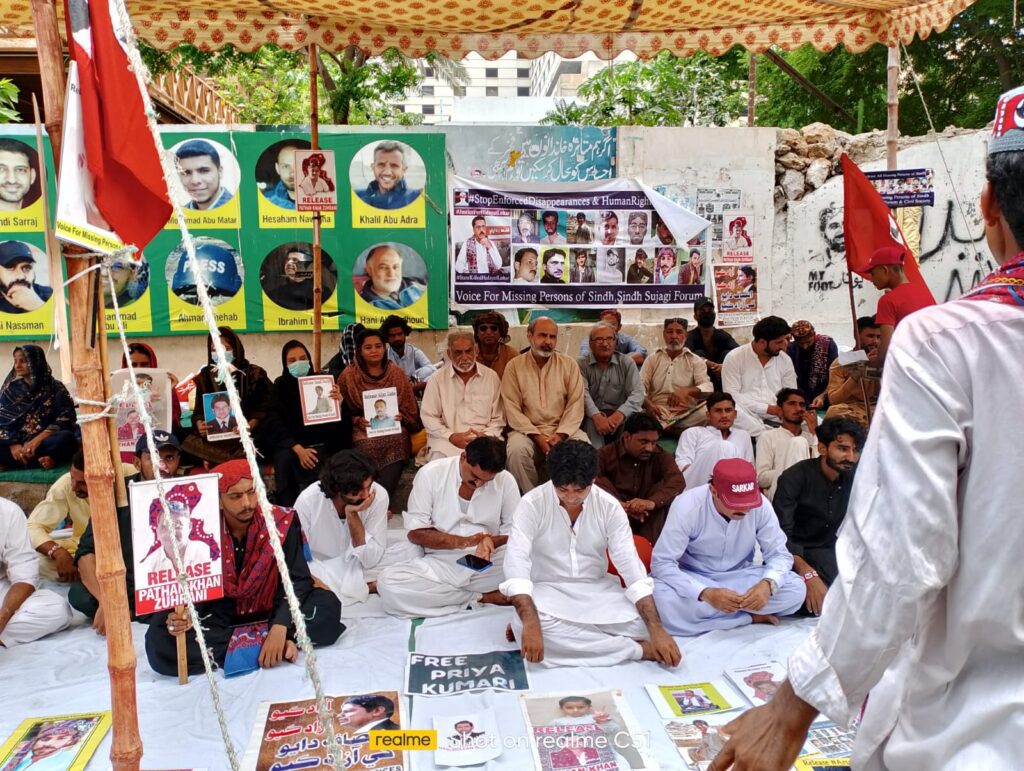 کراچی جبری گمشدگیوں کے خلاف عید کے روز احتجاجی کیمپ قائم ، بی وائی سی رہنماوں نے اظہار یکجہتی کی