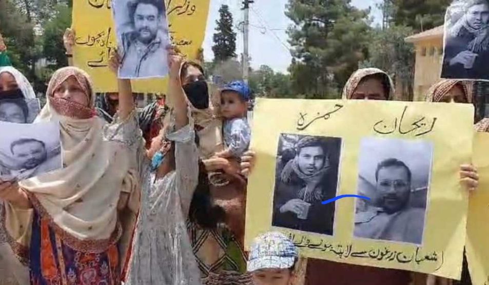 شال: شعبان سے اغواء ہونےوالے پاکستانی فورسز اہلکاروں کی لواحقین کا اسمبلی کے سامنے مظاہرہ