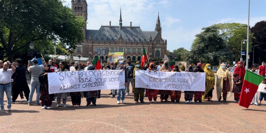 عالمی عدالت انصاف کے سامنے مظاہرہ "نیدرلینڈز : بلوچ نیشنل موومنٹ کی جانب سے گوادر اور بلوچستان کے مختلف شہروں راجی مچی پر کریک ڈاؤن کے خلاف احتجاجی مظاہرہ کیا گیا۔ مرکزی ترجمان بی این ایم