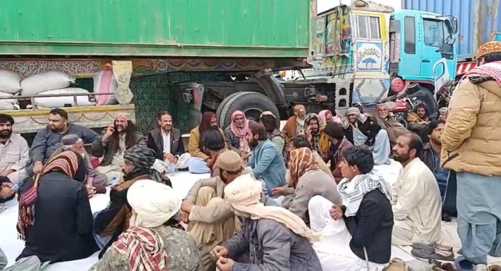 مستونگ: لاپتہ افراد کی بازیابی کے لیے دھرنا جاری، اہم شاہراہیں بند