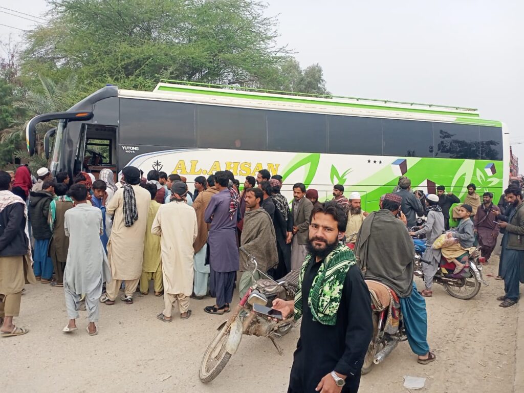 نصیرآباد کوچ مالکان نے پولیس کے رویے کے خلاف کوچ کھڑی کرکے مرکزی شاہراہ بلاک کردیا ۔ بلوچستان