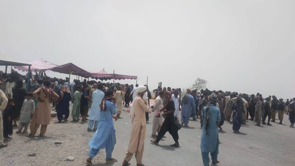 عبدوی کراسنگ پوائنٹ کی بندش کے خلاف زمیاد گاڑیوں کے مالکان کا احتجاج، سی پیک شاہراہ ایم-8 بند