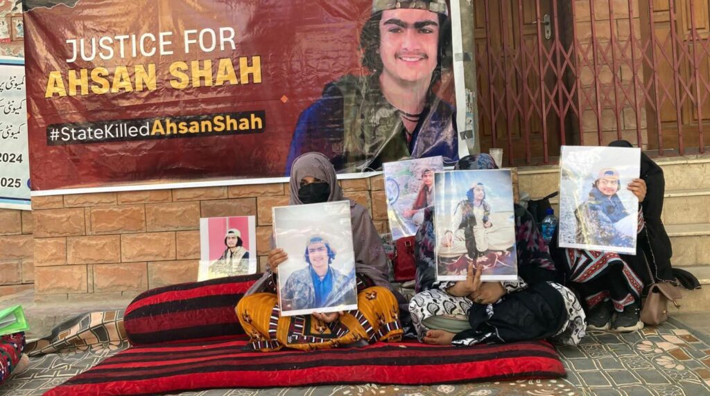 مستونگ میں جاں بحق ہونے والے 16 سالہ نوجوان کی والدہ کا کوئٹہ پریس کلب کے سامنے دھرنا