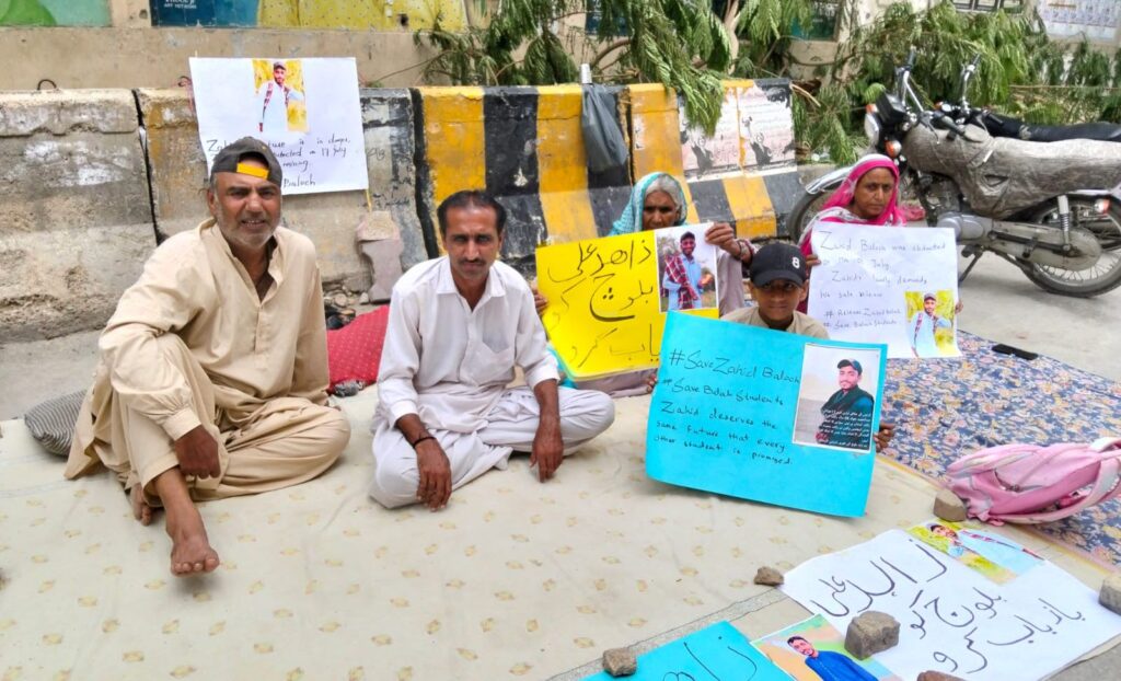 کراچی: طالبعلم زاہد بلوچ کی جبری گمشدگی کے خلاف احتجاجی کیمپ پانچویں روز بھی جاری