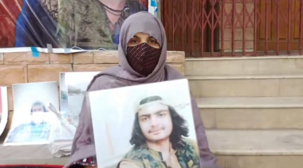 مستونگ: فورسز کے ہاتھوں بیٹے کے قتل کے خلاف والدہ کا دھرنا، جبری گمشدگی کی دھمکی
