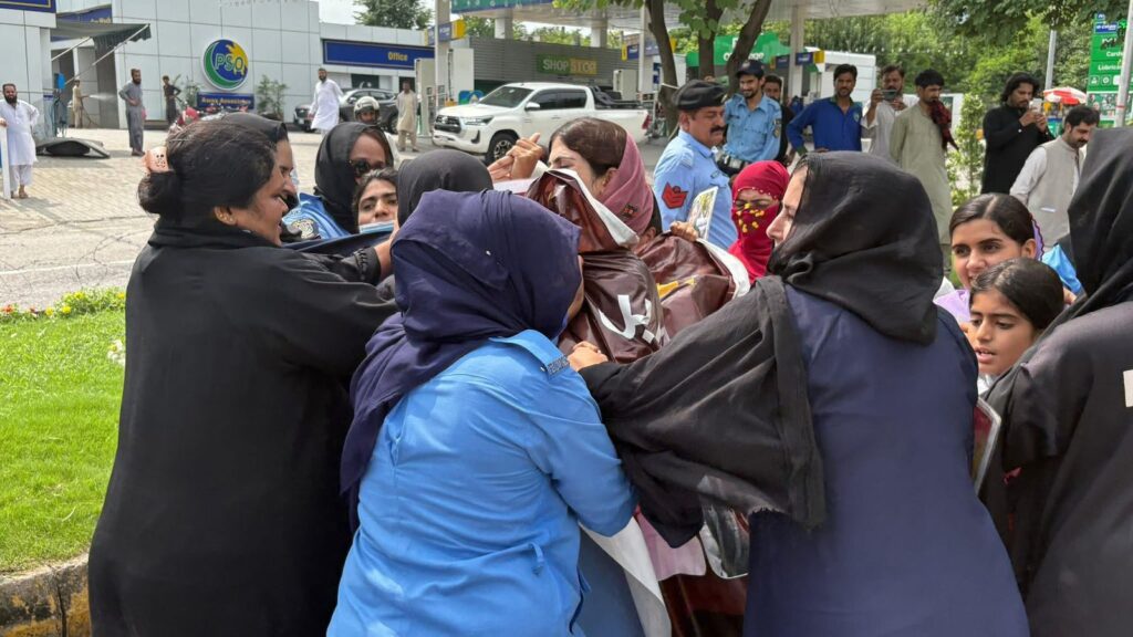 اسلام آباد اور کراچی میں جبری گمشدگیوں کے خلاف احتجاجی دھرنے جاری، مظاہرین کو ہراسانی کا سامنا