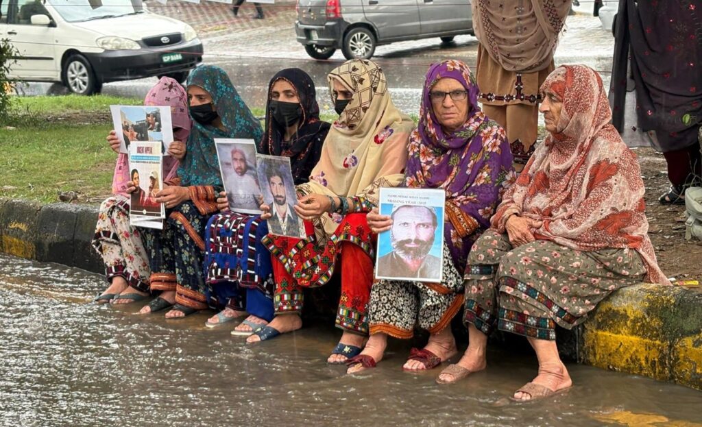 اسلام آباد میں بلوچ لاپتہ افراد کے لواحقین کا دھرنا سخت موسم اور شدید بارش کے باوجود 48ویں روز بھی جاری