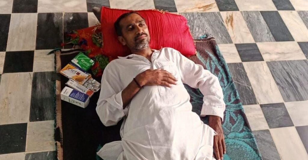 کراچی پریس کلب کے باہر لاپتہ طالب علم زاہد علی کے والدین کا احتجاج ایک روز کے لیے ملتوی