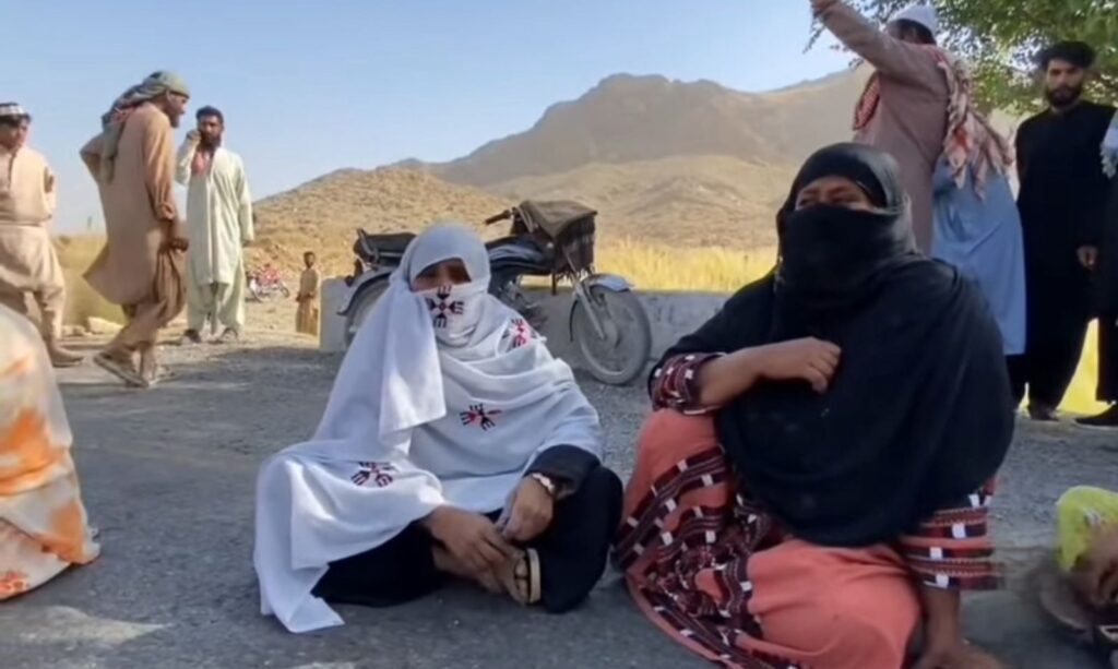 خضدار میں 12 سالہ بچی کے مبینہ اغواء کے خلاف قومی شاہراہ بند، ورثاء اور خواتین کا احتجاج