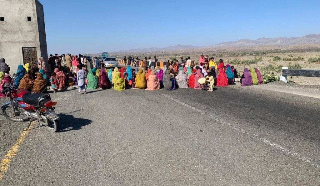 ہوشاب: جاں بحق اور زخمی بچیوں کے اہل خانہ کا دھرنا دوسرے روز بھی جاری، فورسز اہلکاروں کے خلاف کارروائی کا مطالبہ