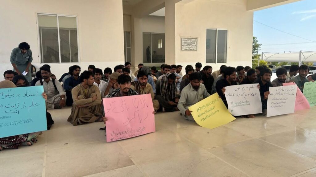 تربت یونیورسٹی میں لیکچرار بالاچ بالی کی جبری گمشدگی کے خلاف طلبا و اساتذہ کا احتجاج