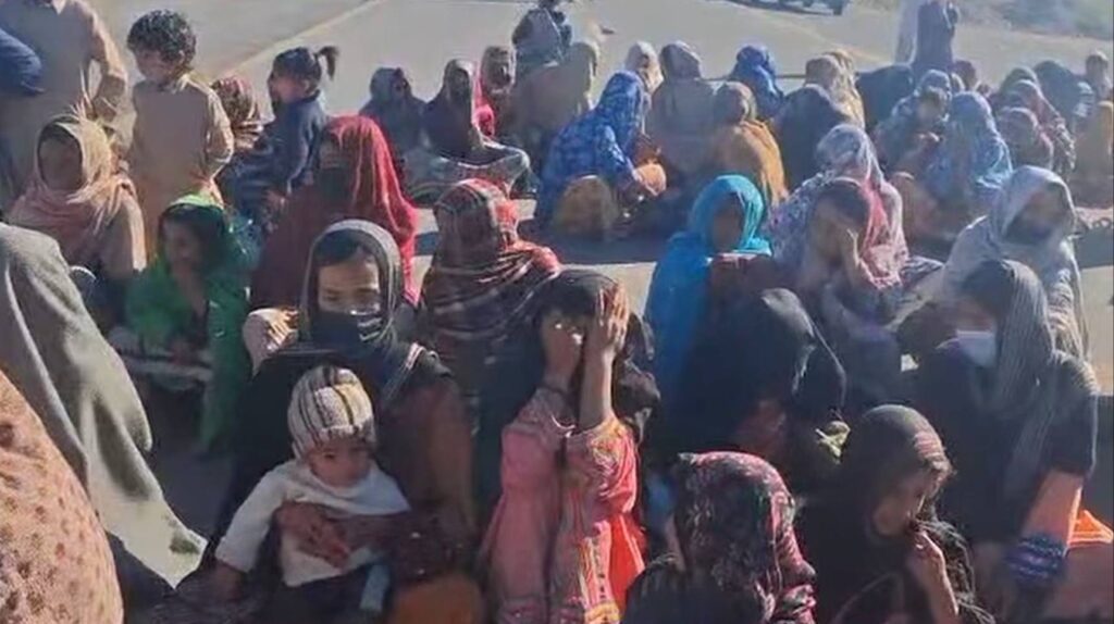 تربت: خواتین کی جبری گمشدگی، اہل خانہ کا دوبارہ سی پیک روڈ پر احتجاجی دھرنا، شاہراہ بند