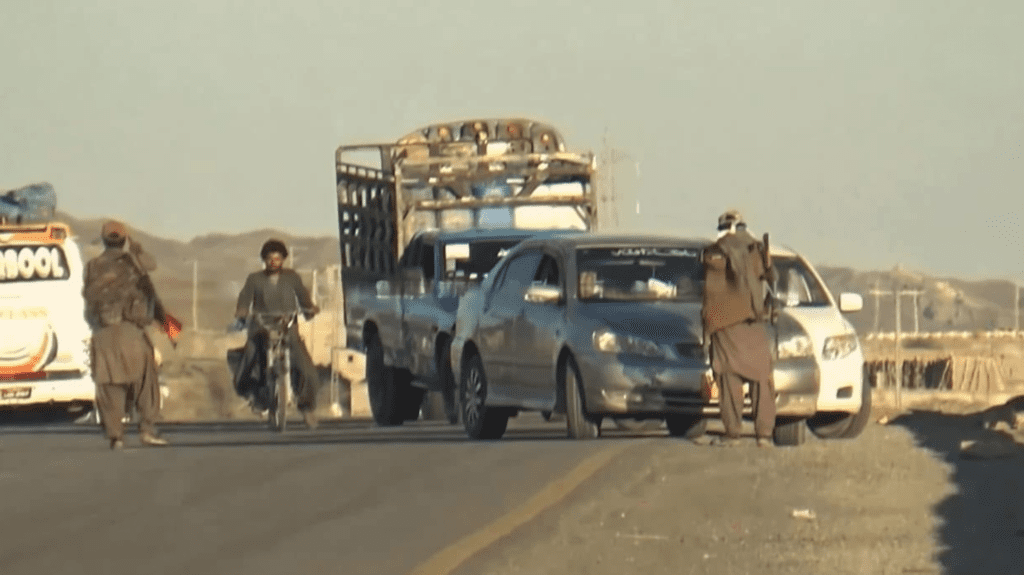 تربت: ایم 8 شاہراہ پر مسلح افراد کی ناکہ بندی، پولیس چیک پوسٹ پر حملے کی اطلاعات