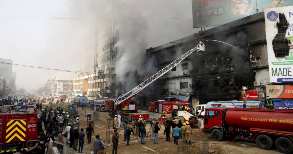 کراچی: گل پلازہ میں ہولناک آتشزدگی، کم از کم 14 ہلاکتیں، متعدد لاپتہ