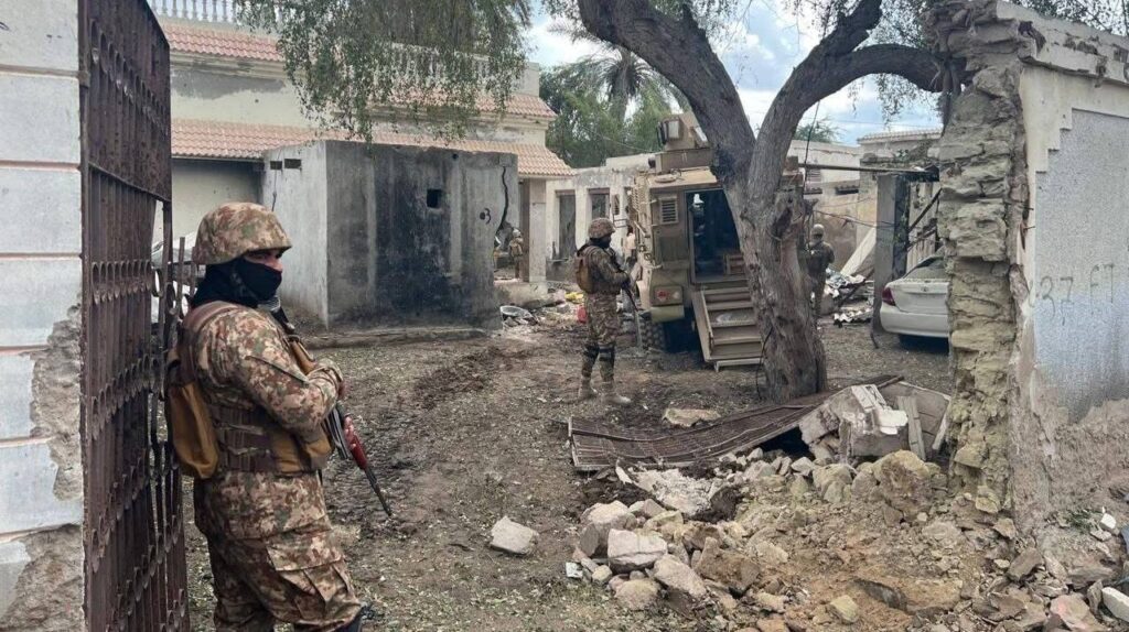 بلوچستان میں سکیورٹی صورتحال بدستور انتہائی کشیدہ، مستونگ اور گوادر سمیت دیگر علاقوں میں دھماکوں کی آوازیں، کوئٹہ میں ہلاک اہلکاروں کی نمازِ جنازہ ادا