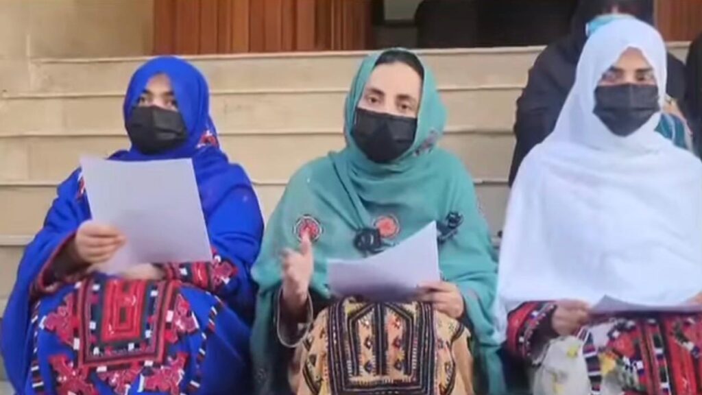 کوئٹہ: پولیس نے ماہ رنگ بلوچ اور بی وائی سی قیادت کے اہلِ خانہ کو پریس کانفرنس سے روک دیا